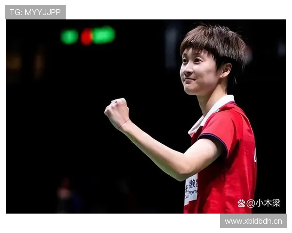 看陈雨菲走出赛场，汗水脸配名牌包，像两个世界挤在一个人身上